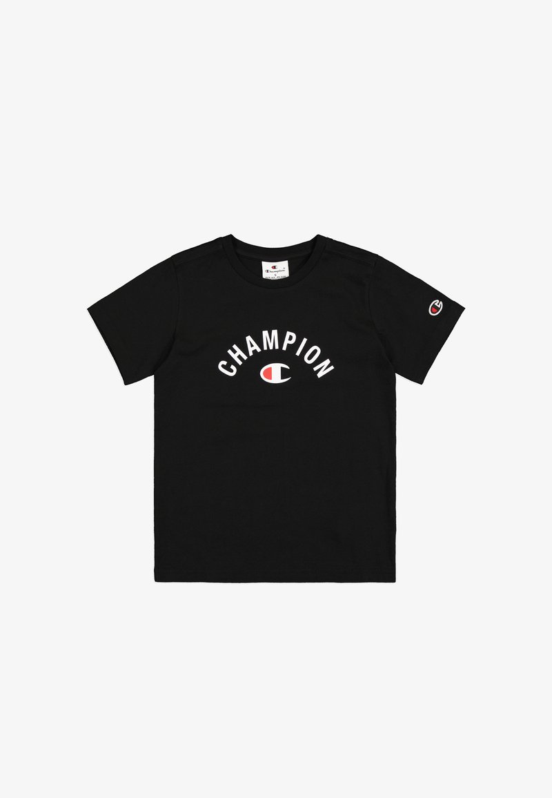Camiseta de algodón negra con la inscripción "CHAMPION" en texto blanco en arco, con un logo rojo y blanco en la manga izquierda. Cuello redondo clásico.