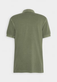 Polo manches courtes vert olive avec col, vu de dos sur un fond blanc uni.