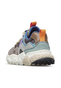 Sneaker multicolore caratterizzato da suede grigio, accenti blu, viola e marrone, una suola texturizzata e un tassello arancione sul tallone.