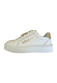 Sneaker in pelle bianca con dettagli e logo dorati, caratterizzata da punta tonda, design con lacci e suola in gomma piatta.