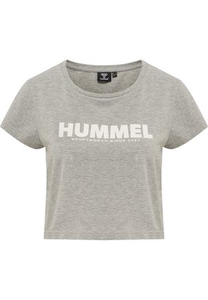 Harmaa lyhythihainen t-paita, joka on valmistettu pehmeästä kankaasta. Edessä valkoinen logo "HUMMEL" ja teksti "SPORTSWEAR SINCE 1923". Lyhyet hihat.