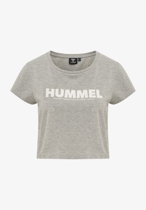 T-shirt grigio corto realizzato in tessuto morbido, con un logo bianco "HUMMEL" e la scritta "SPORTSWEAR SINCE 1923" sul fronte. Maniche corte.