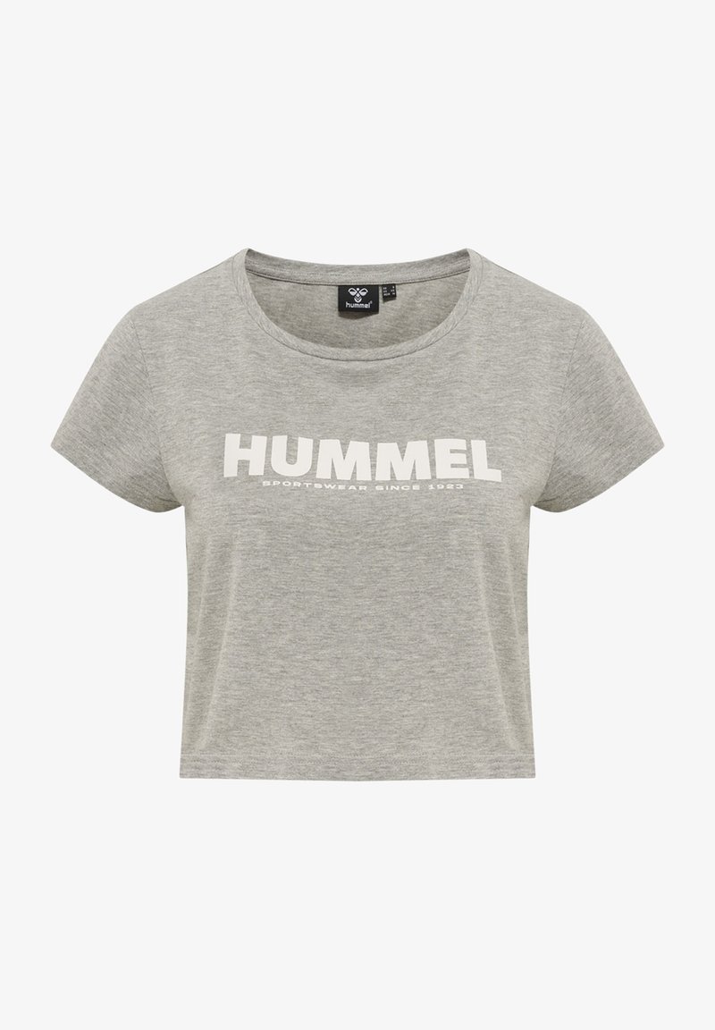 T-shirt gris court en tissu doux, avec un logo blanc "HUMMEL" et le texte "SPORTSWEAR SINCE 1923" sur le devant. Manches courtes.