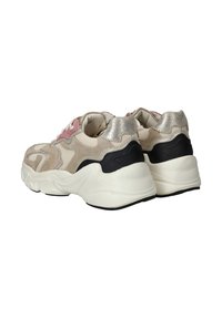 Beige sneakers met een bovenwerk van suede en gaas, roze accenten, een metalen zilveren hak en een chunky witte zool. Gelaagd ontwerp met contrasterende kleuren.