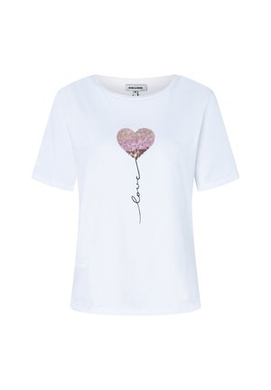 Weißes Baumwoll-T-Shirt mit einem Pailletten-Herzballon-Design in rosa und goldenen Tönen, mit dem Wort "Liebe" darunter geschrieben.