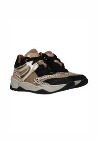 Multimateriaal sneaker met zwarte, tan en gouden accenten. Het ontwerp bevat een mix van suede en texturen met een stevige zool en gouden hardware.