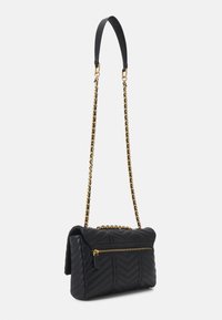 Sort kviltet læder skuldertaske med guldkædesnor og udvendig lynlås-lomme, vist på hvid baggrund.