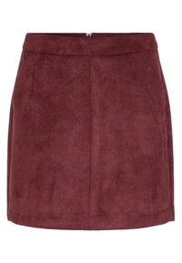 Jupe mini en daim bordeaux avec une texture lisse, un design ajusté et une fermeture éclair dissimulée à l'arrière, comportant des coutures minimales pour un look épuré.
