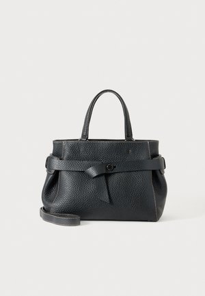 Borsa in pelle nera testurizzata con due manici superiori, una cinghia frontale con chiusura a bottone e una tracolla rimovibile su sfondo bianco.
