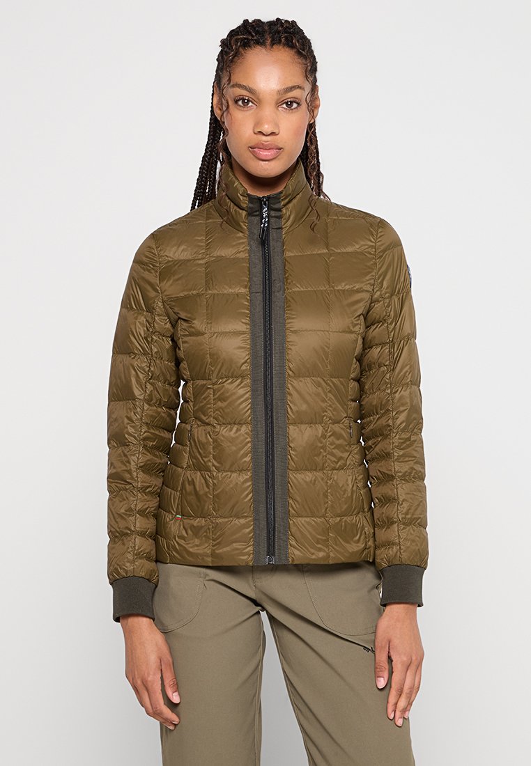 Olivgrüne Steppjacke mit Reißverschluss vorne, gestepptem Muster und gerippten Bündchen. Sie hat ein schlankes Design und minimale Hardware-Akzente.