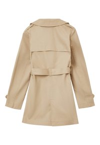 Beige Trenchcoat mit großem Kragen, tailliertem Gürtel und Rückenschlitzdetails. Hergestellt aus einem glatten, strukturierten Stoff mit langen Ärmeln.