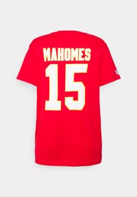 Camiseta roja de manga corta con el nombre "MAHOMES" y el número "15" impresos en grandes letras blancas con acentos amarillos en la parte posterior.