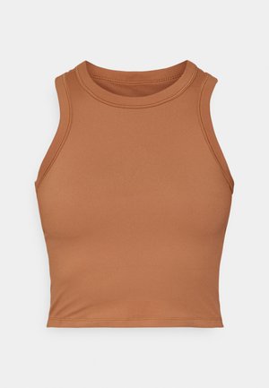 Top court sans manches marron en tissu lisse. Il présente une encolure haute et des bords finement ourlés pour un design ajusté.