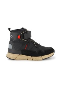 Sneaker nera alta con strap in velcro, in suede nero testurizzato e pannelli sintetici lisci, suola beige a contrasto e accenti riflettenti.