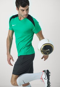 Nike Performance STRIKE TOP - Camiseta deportiva - stadium green/black/white