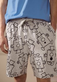 Grå bomullsshorts med mönster av svarta tecknade figurer, elastisk midja med snodd och sidfickor.