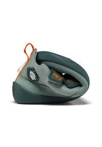 Scarpone da arrampicata con una tomaia in pelle verde e suola in gomma, dotato di cinturini regolabili e una distintiva linguetta arancione.