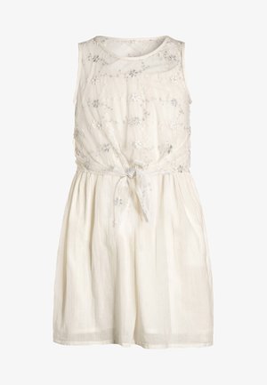 Robe ivoire sans manches avec broderies florales et accents argentés. Comprend une ceinture à nouer à la taille et une jupe fluide à la texture douce.