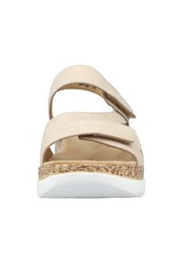 Beige remsandaler med kardborrestängning, med en texturerad, vävd plattformssula och ett slätt, mockaliknande yttermaterial.