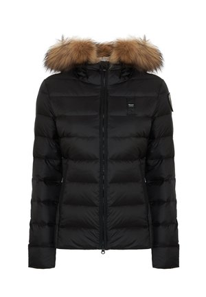 Giacca a vento nera con cuciture orizzontali, cappuccio foderato in pelliccia e zipper frontale. Presenta tasche laterali e una patch con logo sul petto.