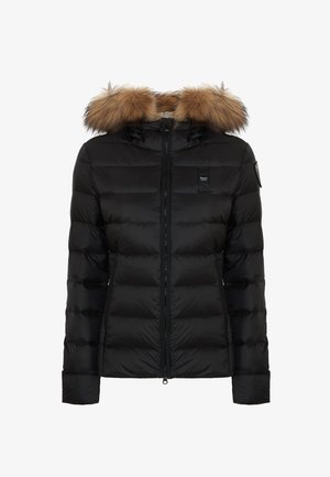 Chaqueta de plumas negra con acolchado horizontal, capucha forrada de piel y cremallera frontal. Cuenta con bolsillos laterales y un parche con el logotipo en el pecho.