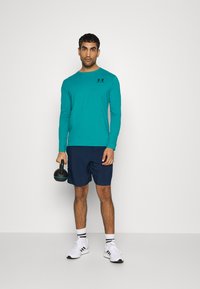 Under Armour LEFT CHEST - Camisola de manga comprida - green/black