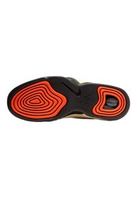 Talpa de adidasi din cauciuc negru si portocaliu, cu caneluri spirale si o perna de aer vizibila, avand un logo Nike in centru.