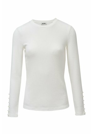 Blusa blanca de manga larga con textura acanalada, escote redondo y detalles de botones en las mangas. Fabricada con una tela suave y elástica.