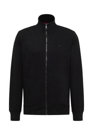 Chaqueta negra con cremallera completa, cuello alto, puños y dobladillo acanalados, dos bolsillos laterales y pequeño logo bordado en el pecho.