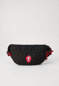 Sort taljebånd lavet af slidstærkt stof med røde detaljer. Har en frontlomme med lynlås og et L.F.C. logo på et skjold. Justerbar rem.