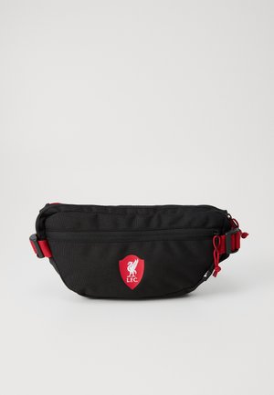 Bolso de cintura negro hecho de tela duradera con acentos rojos. Presenta un bolsillo frontal con cremallera y un logo de L.F.C. en un escudo. Correa ajustable.