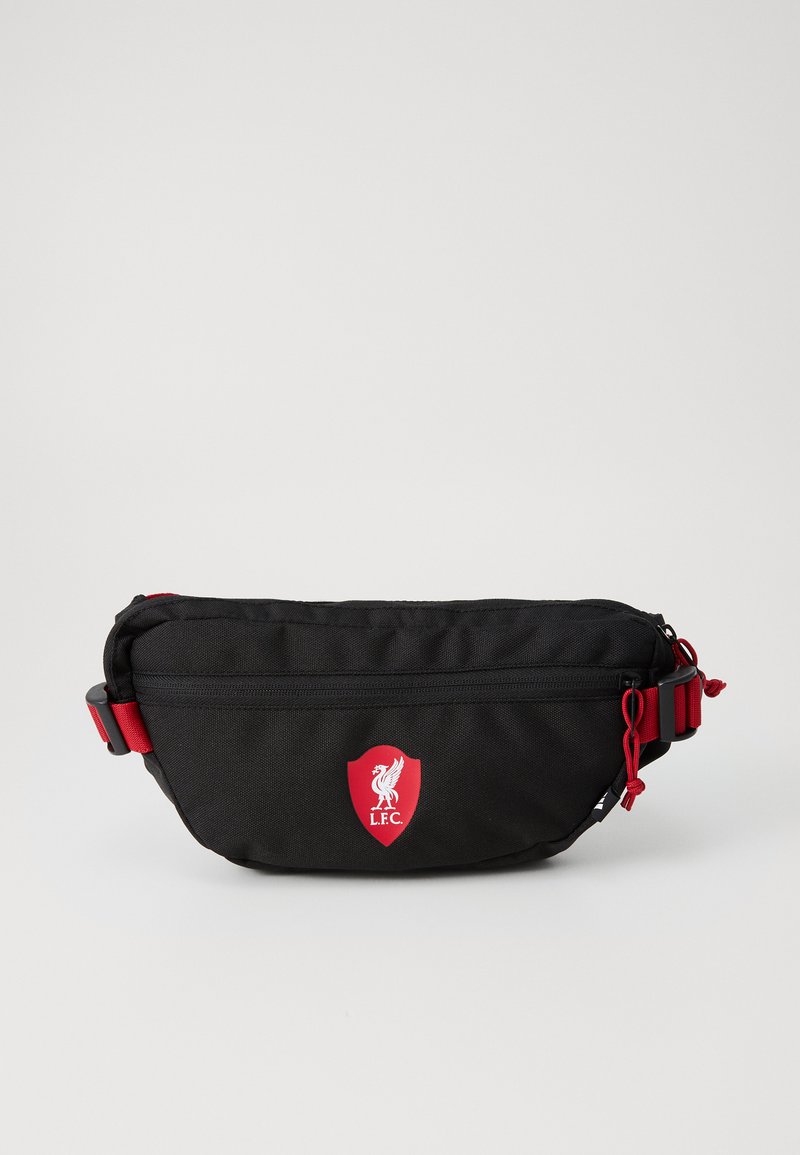 Sort taljebånd lavet af slidstærkt stof med røde detaljer. Har en frontlomme med lynlås og et L.F.C. logo på et skjold. Justerbar rem.