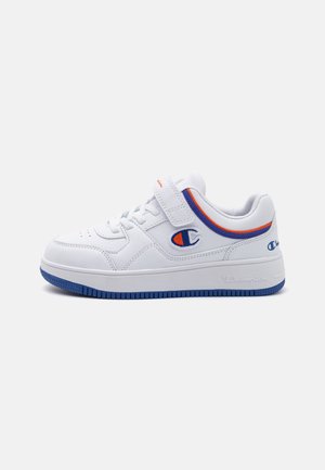 Sneaker bianco con suola blu, dotato di una fascia in velcro e lacci. Accentuato da strisce arancioni e blu e un logo sul lato.