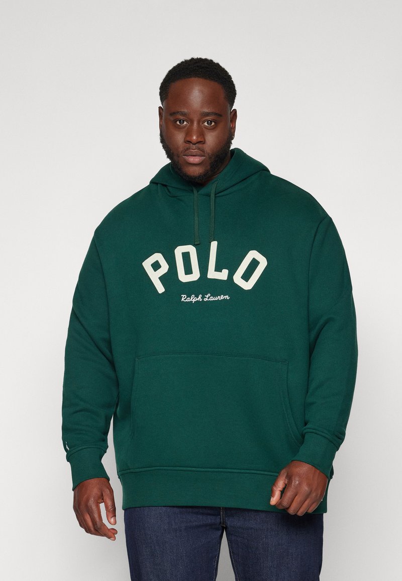 Zelená mikina s kapucí s přední kapsou ve tvaru klokánka, bílý nápis "POLO" a pod ním vyšitá značka "Ralph Lauren" kontrastními barvami.
