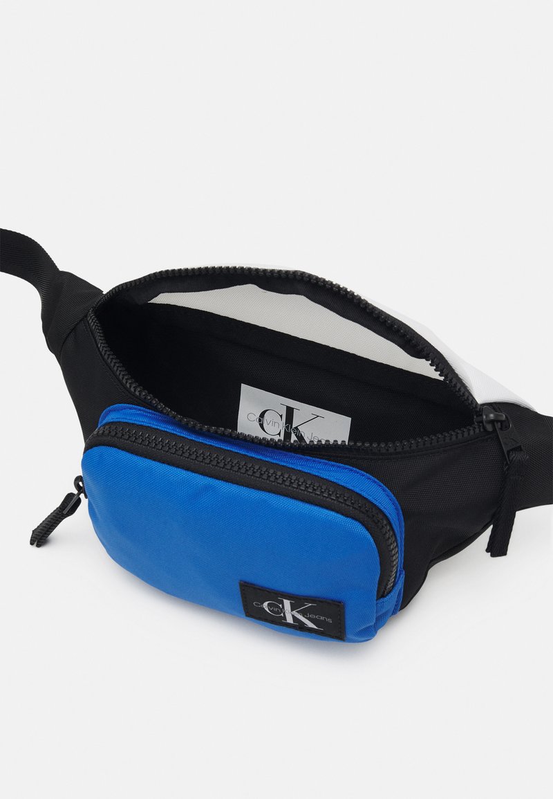 Kinder Rucksäcke | Calvin Klein Jeans COLOUR BLOCK WAISTBAG UNISEX Gürteltasche blooming blue/blau - EI69529 Kinder Rucksäcke | Calvin Klein Jeans COLOUR BLOCK WAISTBAG UNISEX Gürteltasche blooming blue/blau - EI69529