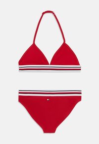 Rød bikini sæt med en trekantet top med halterneck, prydet med en hvid bånd med marineblå og røde striber; matchende højtaljede bund.