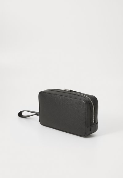 Geantă rectangulară din piele neagră, cu o suprafață texturată, închidere cu fermoar superior și un mâner lateral pentru transport. Design minimalist și dimensiuni compacte.