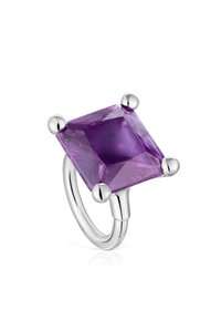 Anillo de plata con una gran piedra preciosa púrpura corte cuadrado, sostenida por cuatro garras esféricas. Diseño de banda suave con un acabado pulido.