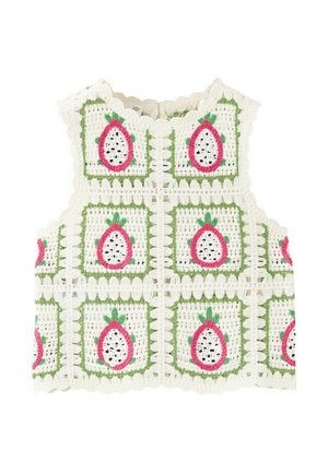 Gehaakt mouwloos vestje met vierkante patronen met roze en groene drakenfruitmotieven op een witte achtergrond.