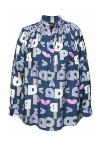 Blusa blu con stampa astratta di lettere in bianco, rosa e grigio chiaro. Maniche lunghe e colletto alla coreana con abbottonatura.
