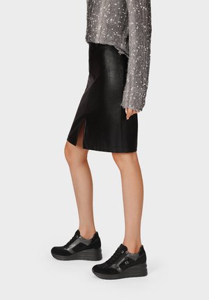 Queen Helena, X35-40 - Sneakers basse - nero