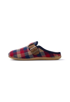 Zapatilla tipo slip-on con tela de cuadros en rojo, azul y beige, ribete azul marino, hebilla ajustable marrón y suela beige.
