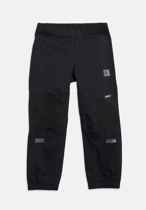 Melnas sporta bikses ar elastīgu jostasvietu un aprocēm, sānu kabatu ar rāvējslēdzēju, pastiprinātām ceļa aizsargplāksnēm un atstarojošiem logotipa un etiķešu elementiem.