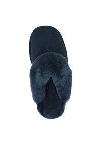 Chaussons slip-on bleu marine avec une douce doublure en fausse fourrure et un extérieur en daim lisse ; design à bout ouvert avec une forme arrondie.