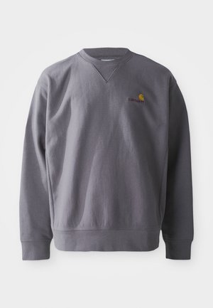 Szary sweatshirt z okrągłym dekoltem, ściągaczami przy mankietach i dolnej krawędzi. Posiada haftowane logo w kolorze żółtym i czerwonym na klatce piersiowej. Wykonany z miękkiego materiału.