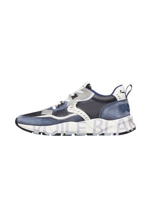 La sneaker presenta un mix di materiali neri, blu e grigi con una finitura testurizzata. La spessa suola intermedia bianca presenta il marchio "VOILE BLANCHE" lungo il lato.