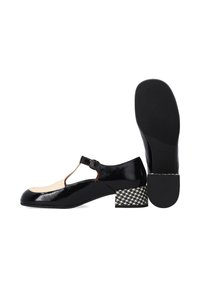 Czarne lakierowane buty typu Mary Jane z paskiem T, z cielistym noskiem i obcasem w wzór houndstooth. Gładka tekstura, zaokrąglony nosek.