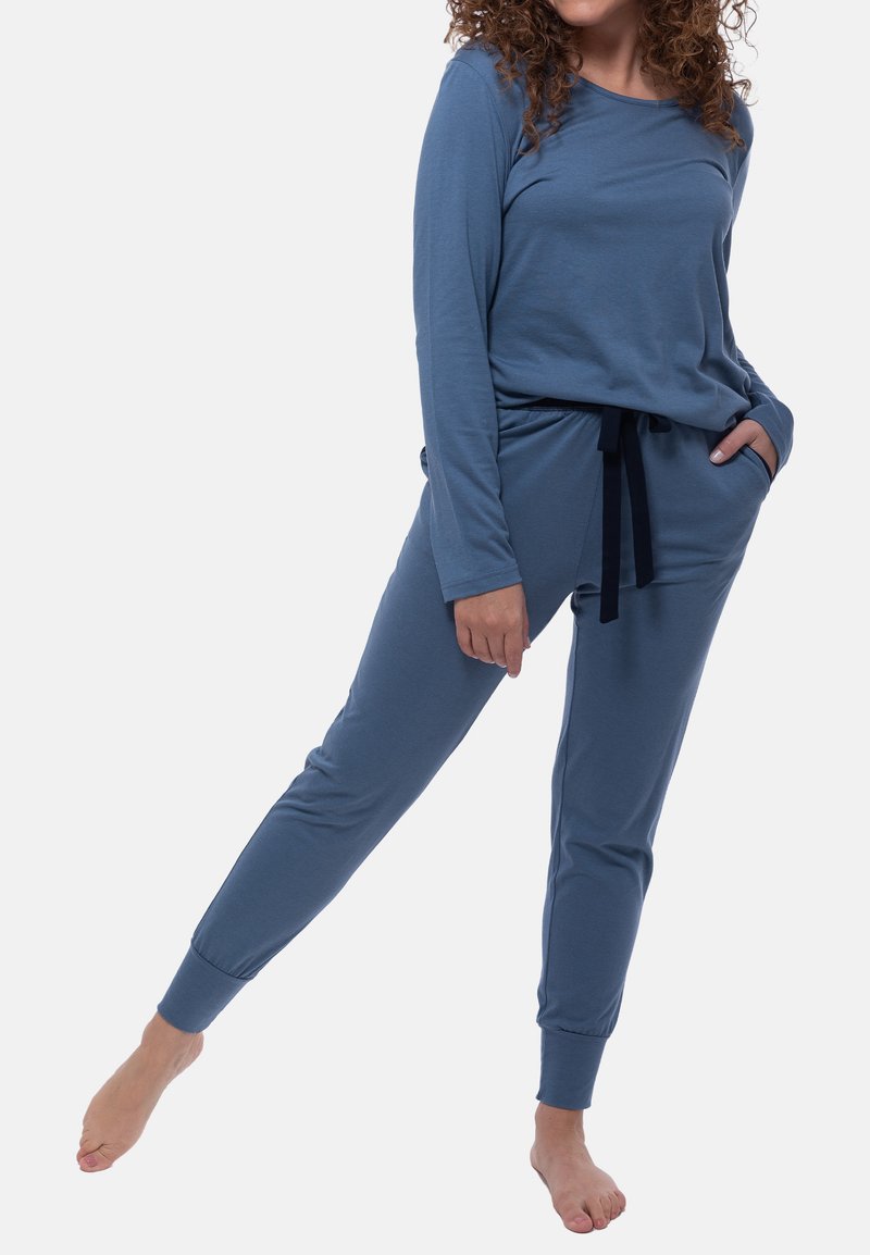Niebieska bluzka z długim rękawem, okrągłym dekoltem i luźnym krojem, w zestawie z pasującymi spodniami dresowymi z elastycznym pasem i sznurkiem.