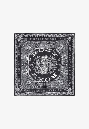 Czarna bandana z białymi wzorami kwiatowymi, paisley, ptaków i żółwi, z tekstem "ROXY" i "THE HEART OF SURFING" wokół krawędzi.