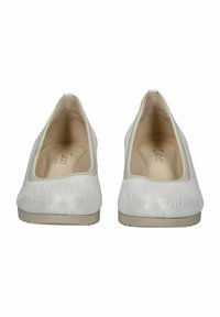 Zapatillas blancas sin cordones con upper texturizado y punta redonda. Presentan un tacón bajo y sólido, además de un interior suave con plantilla acolchada.